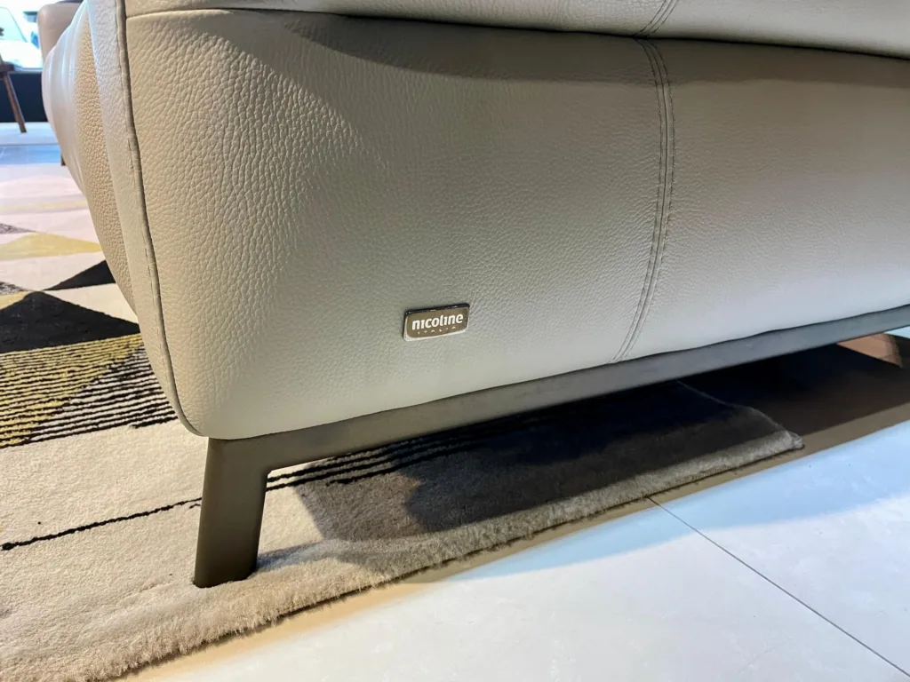 Nicoline 精品沙發的側邊品牌質感logo