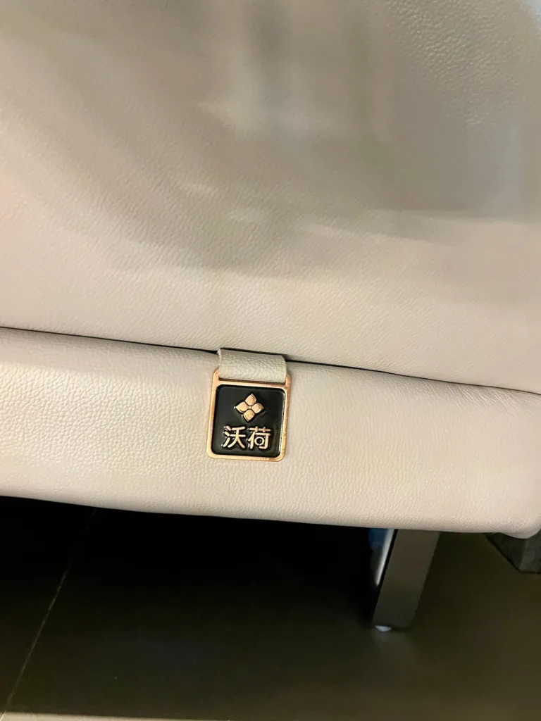 新竹家具、沙發推薦，沃荷高CP值沙發，細節處也很用心，每一組都有品牌logo吊掛。